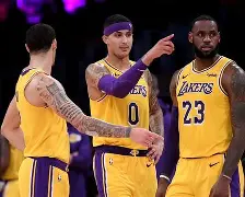 转会期国王杯焦点战，洛杉矶湖人豪取连胜，球迷炸锅，赛程密集仍需轮换(云顶之弈恶意收购的执事是需要连胜吗)